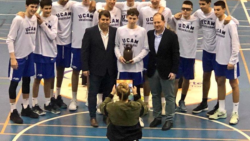 Los vencedores, con el trofeo