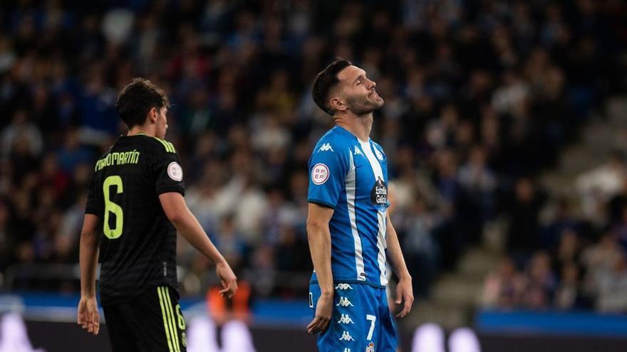 Lucas Pérez se lamenta durante el encuentro de ayer en Riazor contra el Castilla. |  // CASTELEIRO / ROLLER AGENCIA