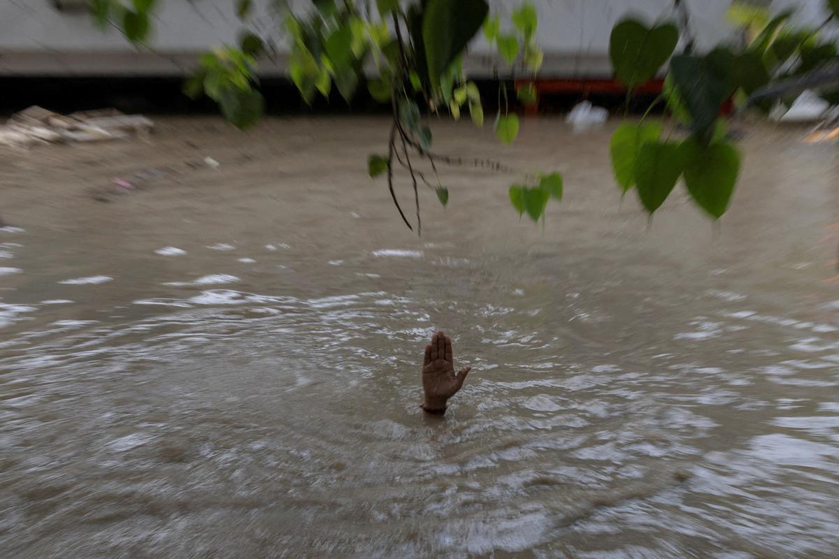 El aumento del nivel del agua del río Yamuna después de las lluvias monzónicas en Nueva Delhi.