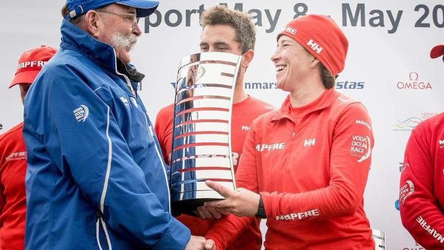 Támara Echegoyen recibe el trofeo de ganador de etapa. // María Muiña