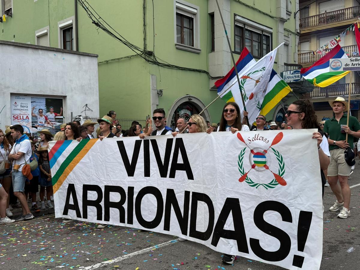 Desfile de las peñas en Arriondas.