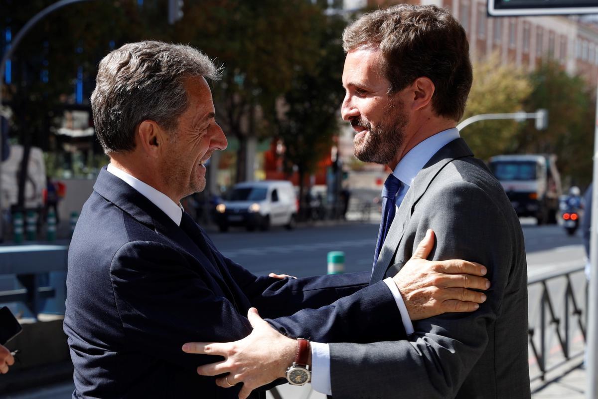 Nicolas Sarkozy y Pablo Casado se saludan, este miércoles en Madrid.