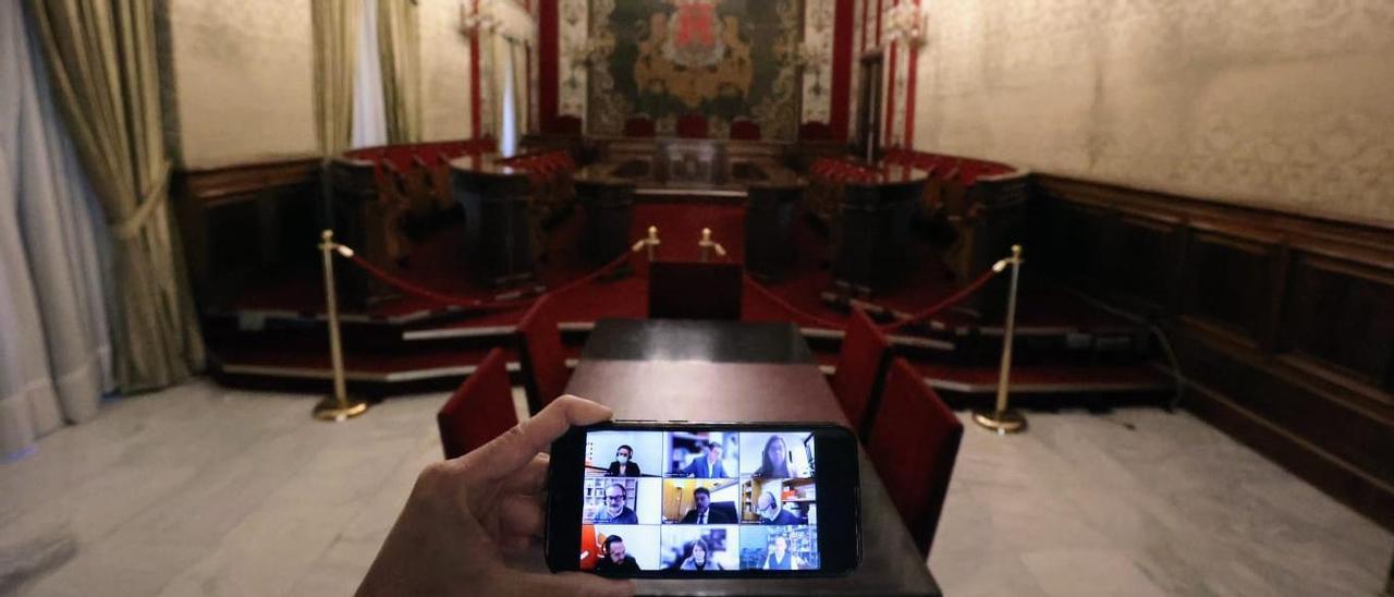 El salón de plenos ha estado vacío, porque la sesión se ha celebrado de forma telemática