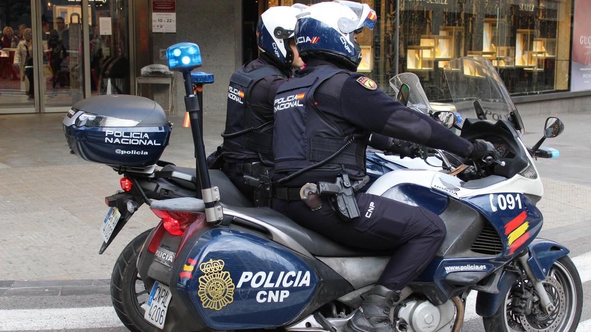 Foto de archivo de dos agentes de la Policía Nacional.