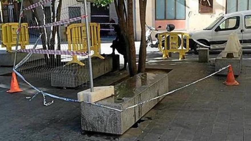 Tanques i cons al costat de les terrasses dels bars