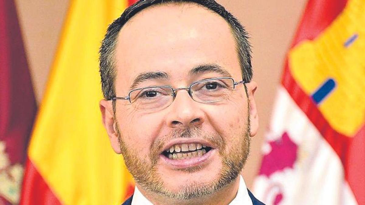 El escritor Antono Praena, en un acto en el que recogió un premio.