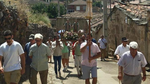 Foto de archivo de la procesión que se celebra en Cerezal en honor a los patronos San Justo y Pastor.  | CH. S.