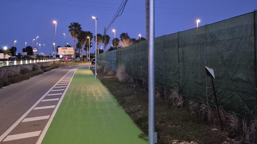 Las farolas instaladas en la vía verde de la playa de Tavernes