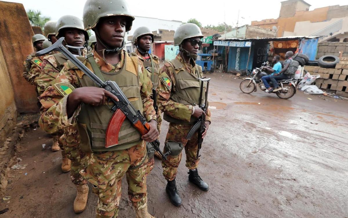 Soldados malienses hacen guardia en calle de Bamajo, en una imagen de archivo