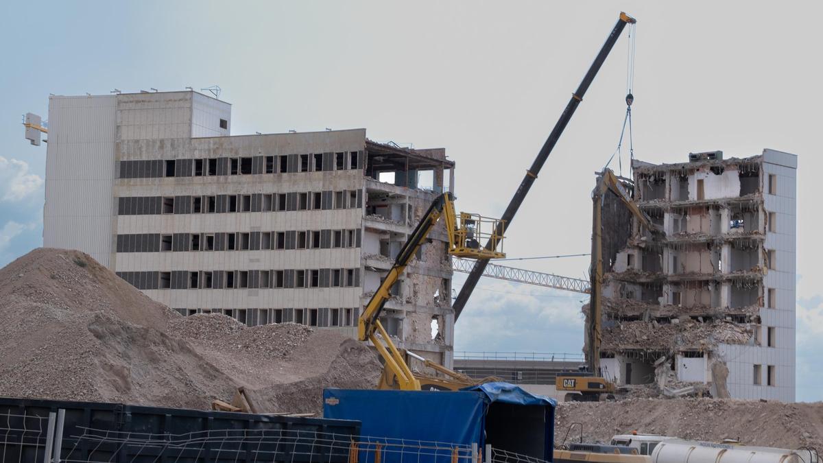 El edificio semicircular de Son Dureta, partido en dos, en la última fase de su demolición