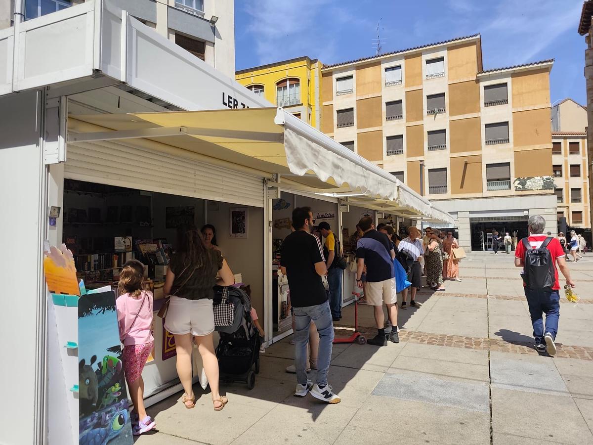 Público en algunas de las casetas.