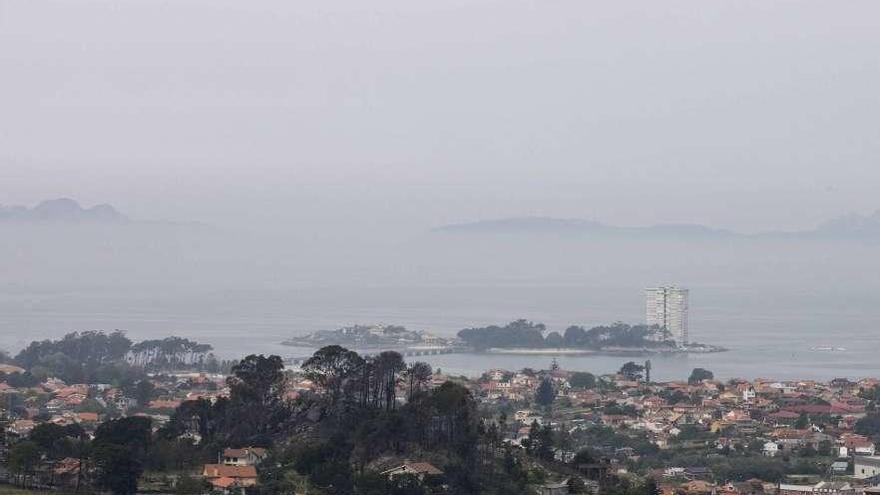 La ciudad de Vigo amaneció ayer cubierta por una densa capa de niebla.