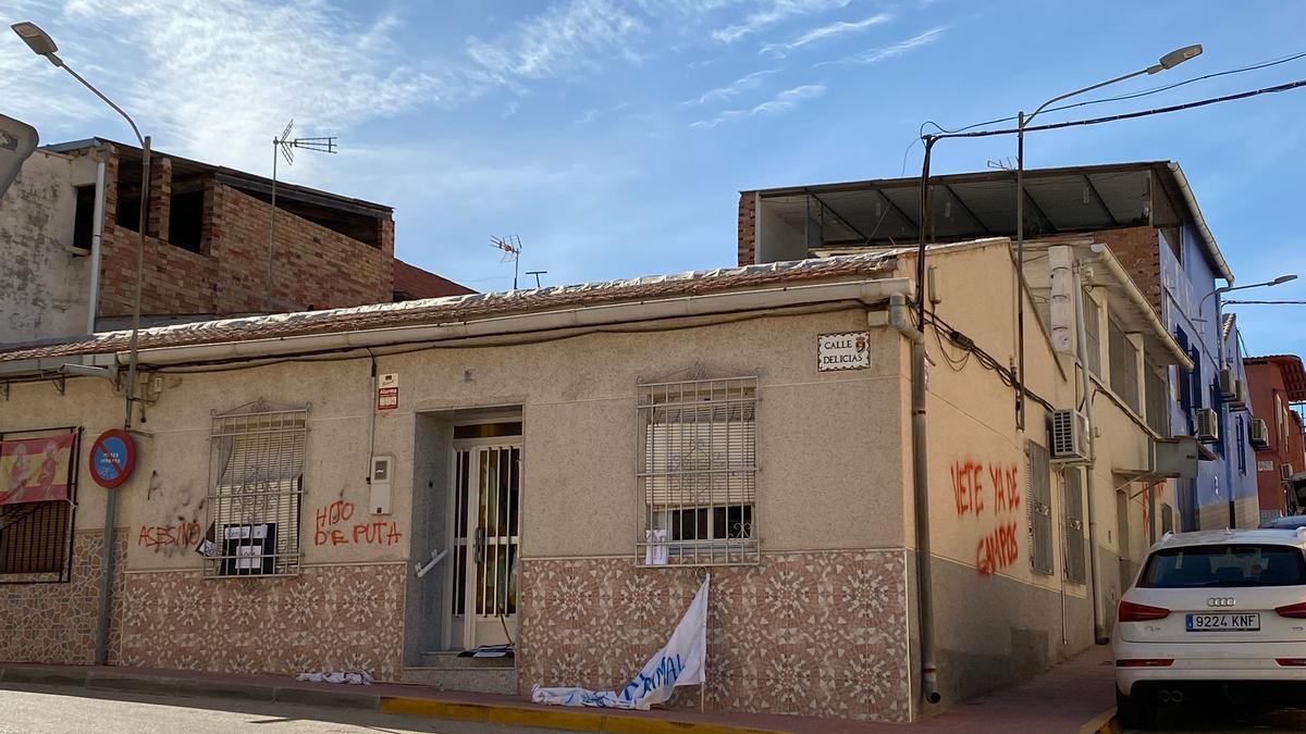 Fachada de la casa del presunto autor de la muerte de la perra Lola en Campos del Río.