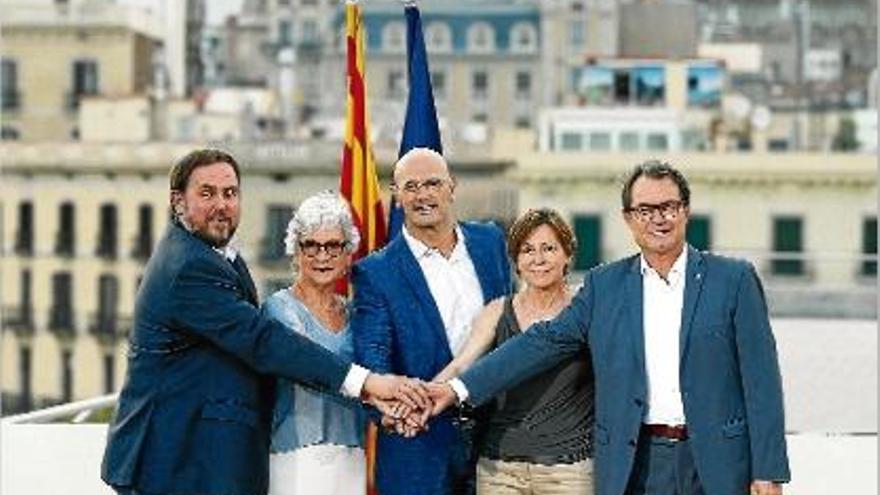 Junqueras, Casals, Romeva, Forcadell i Mas, durant la presentació de la llista conjunta independentista.