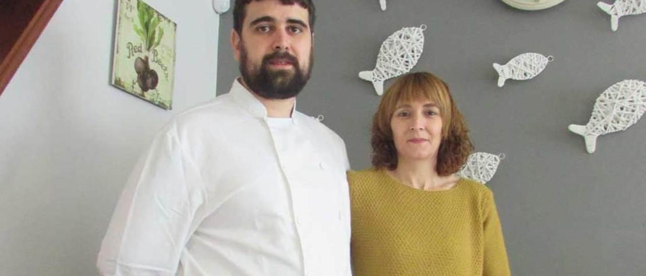 Pedro Noriega y Marisa Mijares, en su restaurante de Celoriu (Llanes).