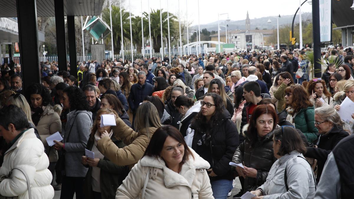 Miles de personas participan en la macrooposición de la sanidad pública asturiana.