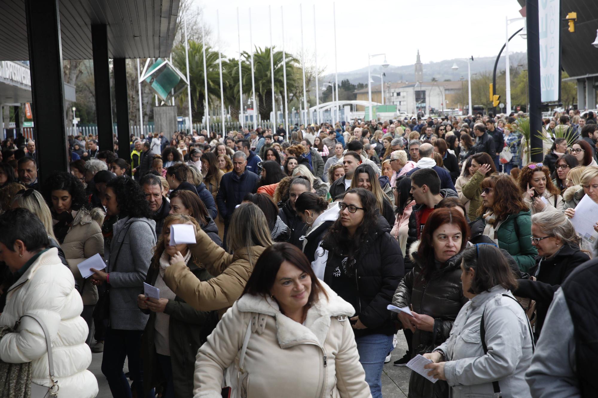 Miles de personas participan en la macrooposición de la sanidad pública asturiana.