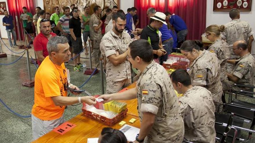 Un momento de la entrega de dorsales en el cuartel del Soria 9, ayer.