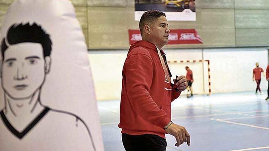 Rolando Uríos durante un entrenamiento del Handbol Marratxí.