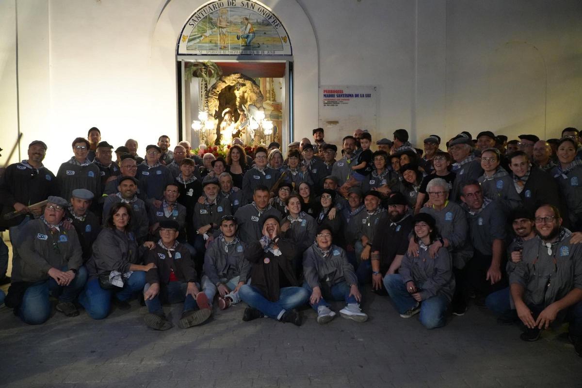 Foto grupal de los miembros de la asociación Amics de la Passejà.
