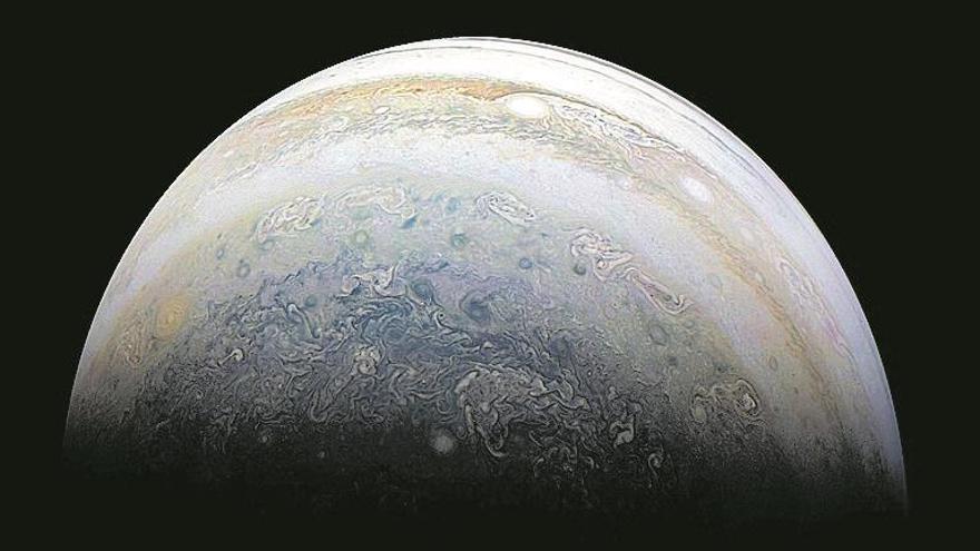 la nasa muestra al planeta júpiter en primer plano