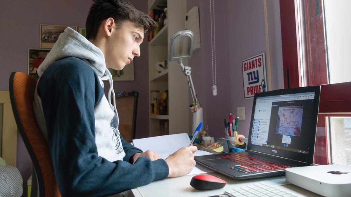 Un estudiante de Logroño, en una clase a distancia