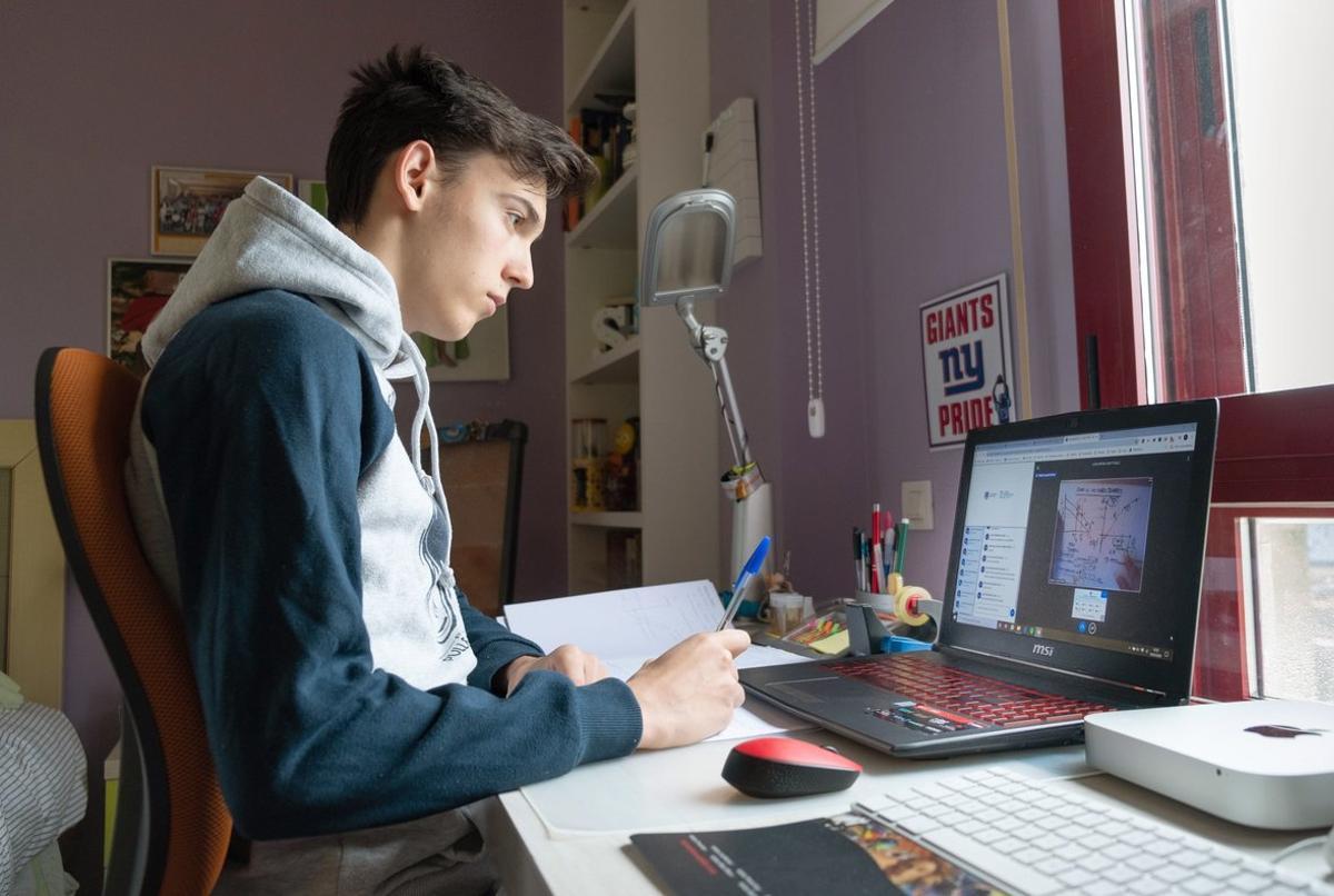 GRA3562 16/03/2020.- Un estudiante durante la clase no presencial durante el aislamiento en Logroño este lunes. Las universidades del Grupo 9 trabajan activamente para poder mantener, en la medida de lo posible, su actividad docente e investigadora en modo no presencial. EFE/Abel Alonso