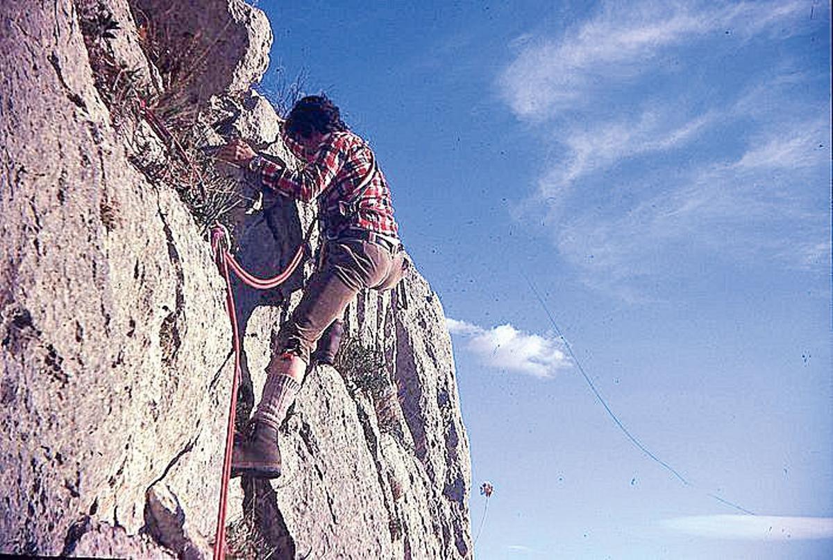 El escritor, en 1975, mientras escalaba las paredes del Chorro