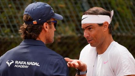 Rafa Nadal junto a su entrenador, Carlos Moyá, en un entrenamiento