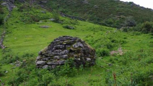 Chozo y corral de A Portela das Travesas, en la Sierra del Suído, en Covelo.  // D.P.