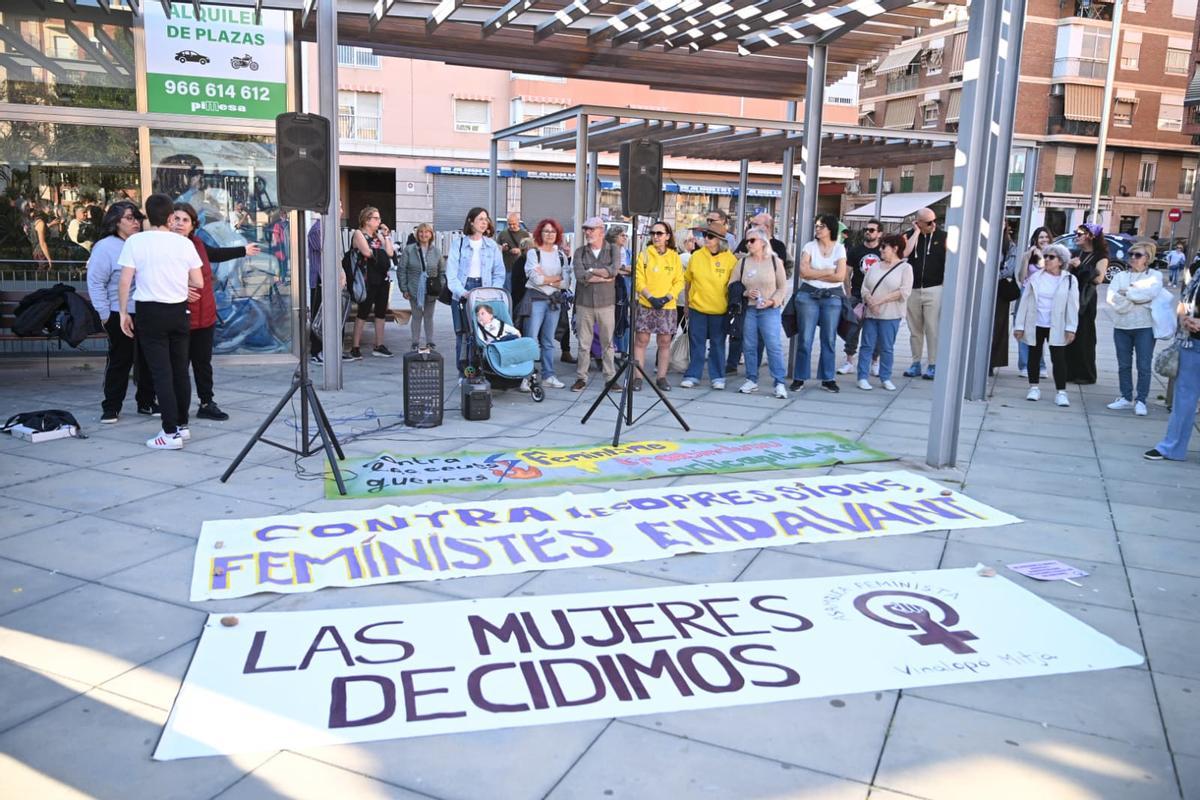 Así ha sido la protesta de 24 colectivos en Elche contra la moción antiaborto de Vox apoyada por PP Así ha sido la protesta de 24 colectivos en Elche contra la moción antiaborto de Vox apoyada por PP