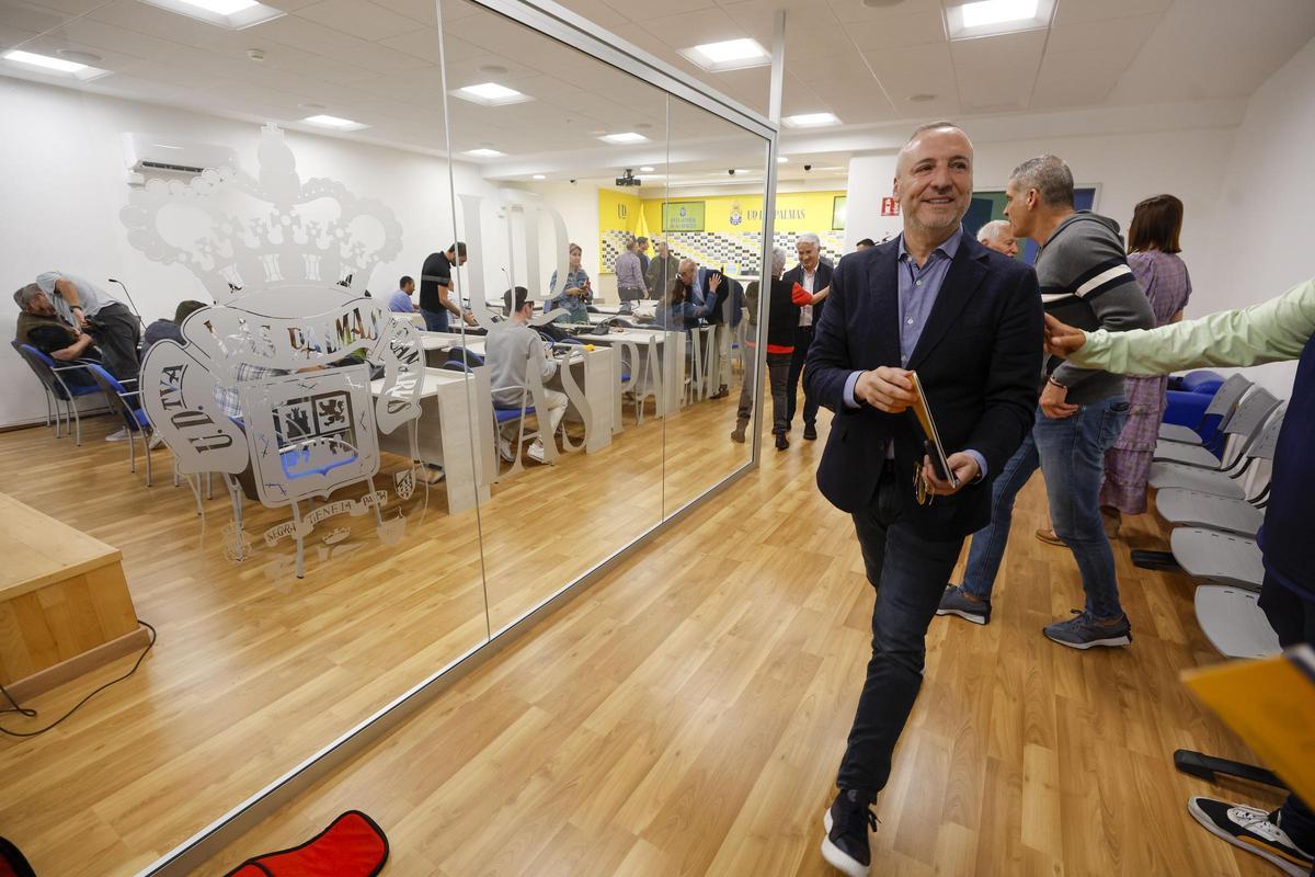 Ramírez abandona la sala de prensa, este mediodía, tras hacer el balance de una temporada con descenso.