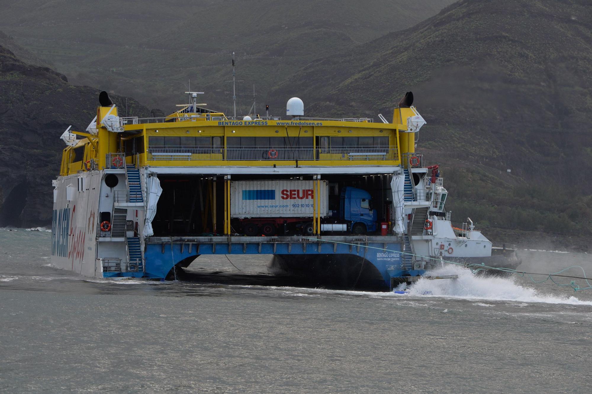 Nuevo intento infructuoso para desencallar el ferry en Agaete