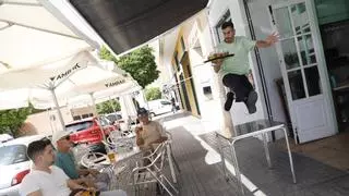 De bar de barrio a fenómeno viral, el cordobés que sirve saltando con la bandeja: «No me esperaba para nada este éxito»