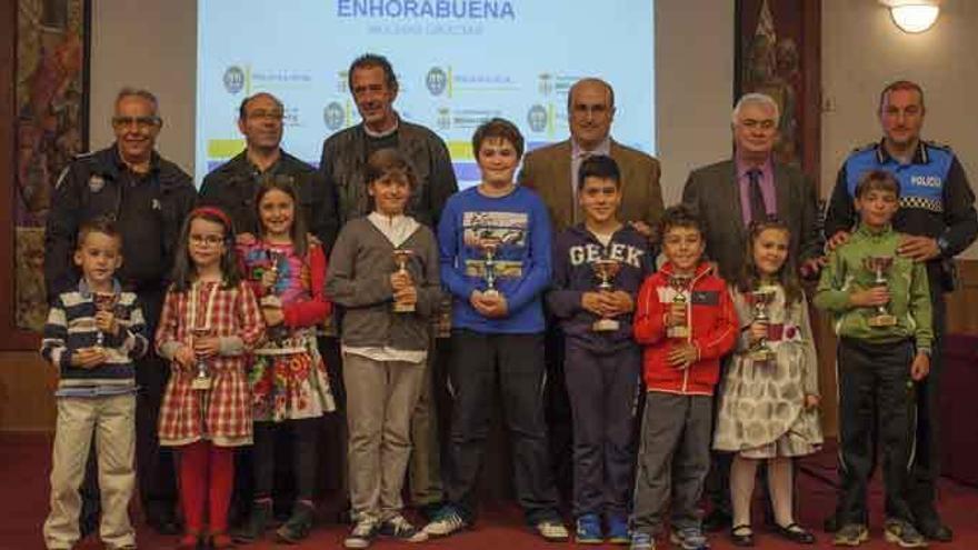 Las autoridades posan con los niños premiados en el VII Concurso de Seguridad Vial.