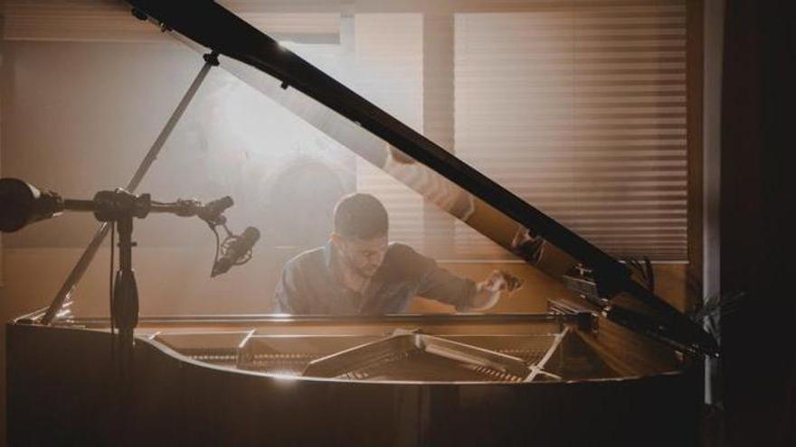 Sergi Carbonell publica un disc de piano solo inspirat en els volcans