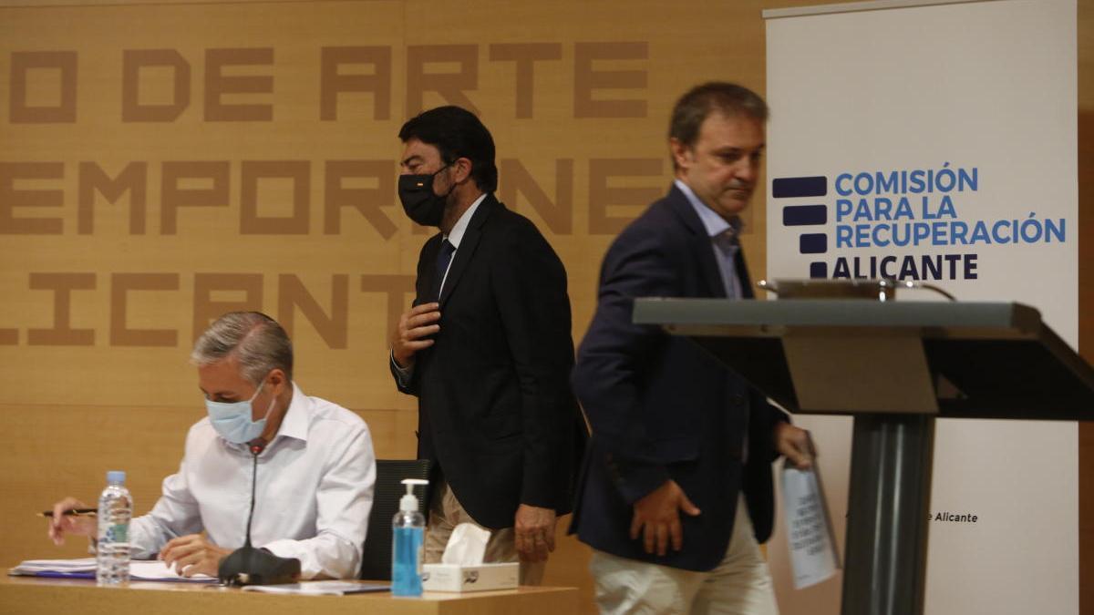 El alcalde, Luis Barcala, y el portavoz de Compromís, Natxo Bellido, durante las reuniones de la Comisión de Recuperación