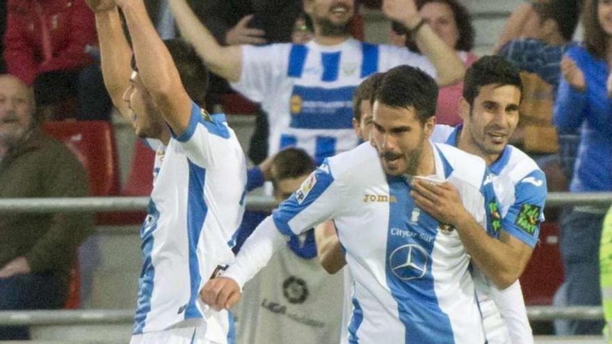 Insua, agarrado por sus compañeros tras marcar el gol el sábado.