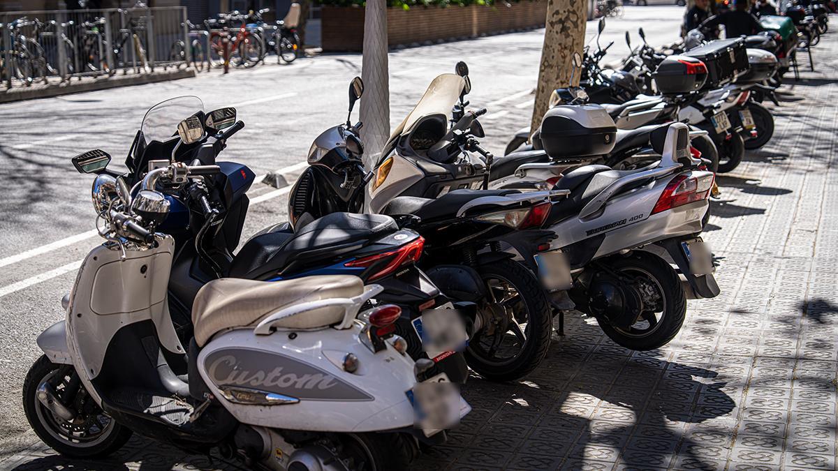Motos en la acera, en una calle de Barcelona
