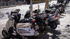 Motos en la acera, en una calle de Barcelona Motos en la acera, en una calle de Barcelona