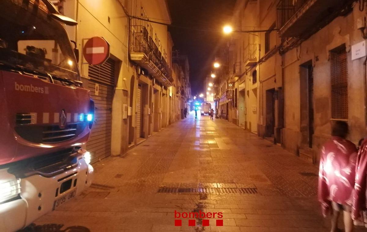 Onze veïns de Sant Boi són atesos pel SEM per l’incendi d’un cotxet a l’entrada d’un edifici