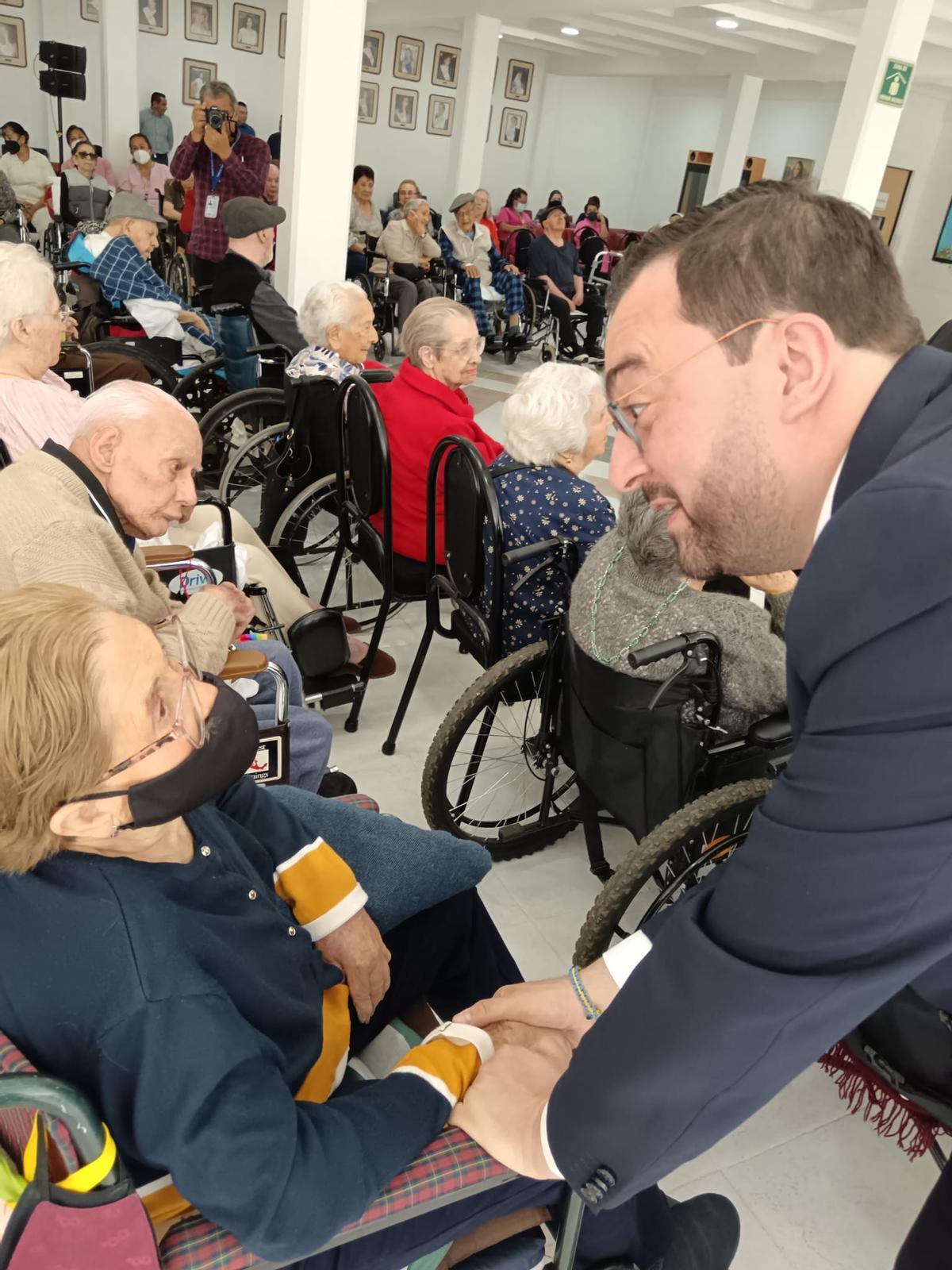 Barbón saludando a los residentes en el Hospital Español.