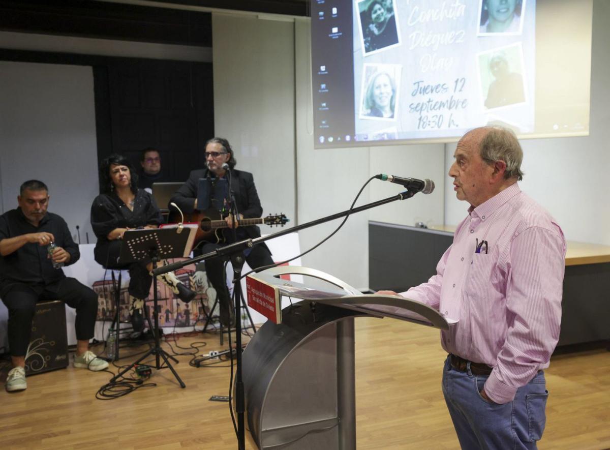 Chema Suárez, durante su discurso, con la agrupación musical «Pájaros en la Cabeza» de fondo.