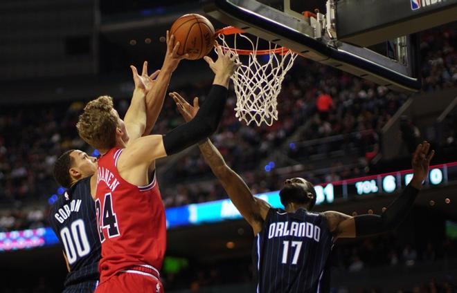 Los jugadores de Orlando Magic Aaron Gordon y Jonathon Simmons con el jugador de Chicago Bulls Lauri Markkanen during un partido NBA Global Games en el Mexico City Arena.