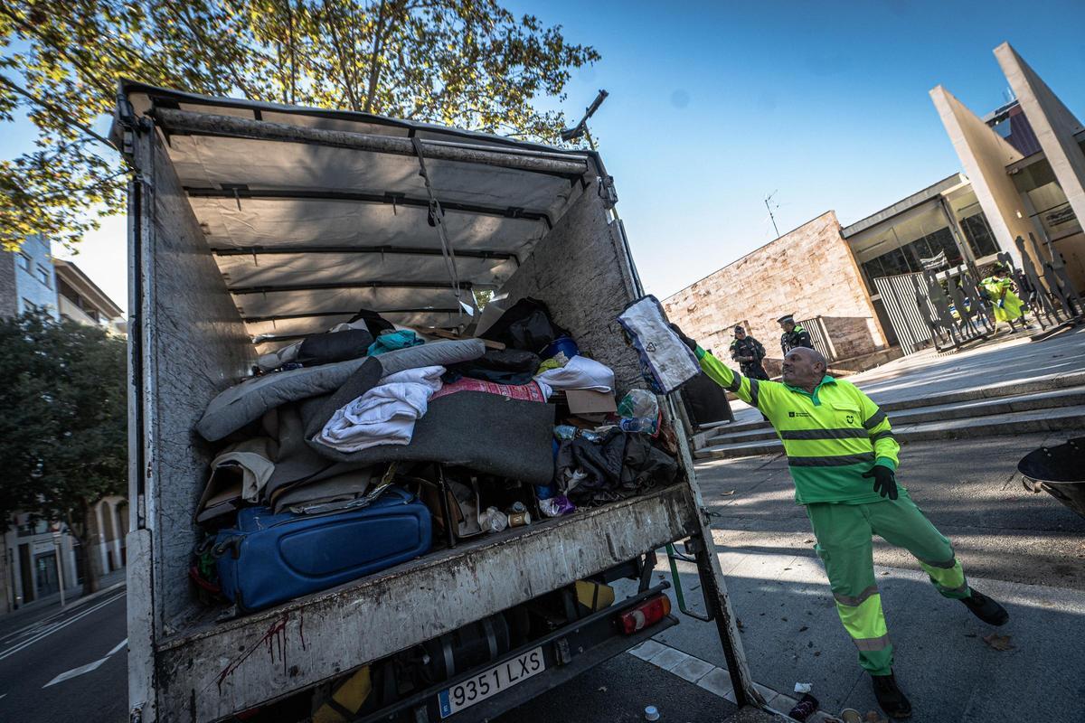 Barcelona desaloja a una treintena de personas sin hogar del parque Joan Miró