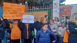 Los alumnos del colegio Domingo Lozano de Málaga no acuden a los nuevos centros asignados: "No es que no quieran ir, es que no pueden"