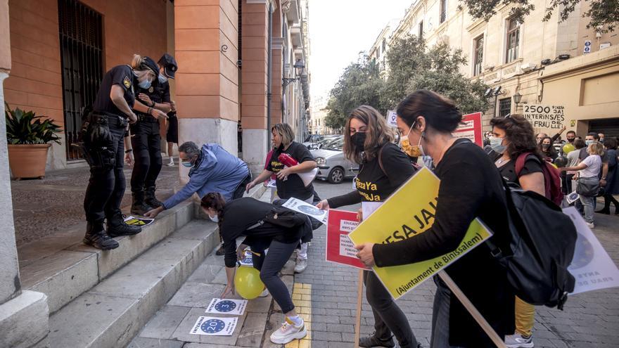 Los funcionarios interinos se manifiestan en Palma