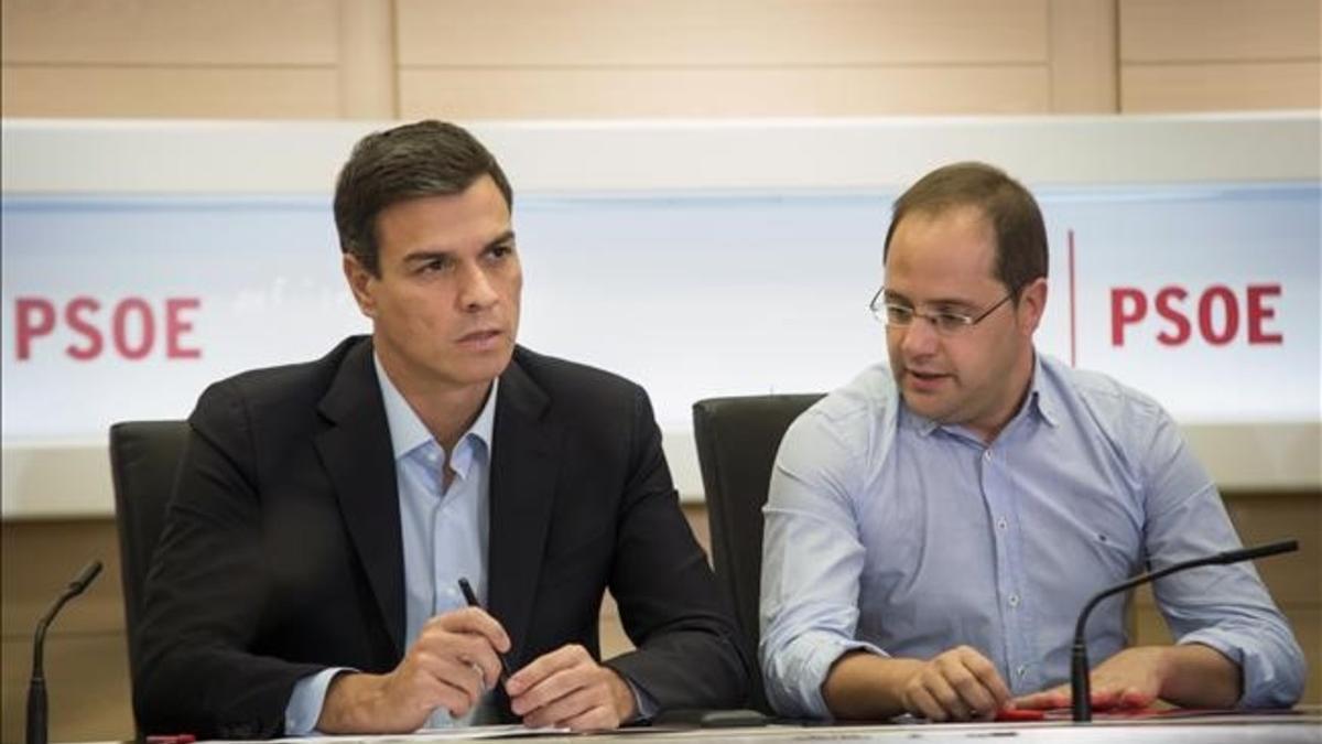 Pedro Sánchez y César Luena, este lunes, en la reunión de la ejecutiva del PSOE.