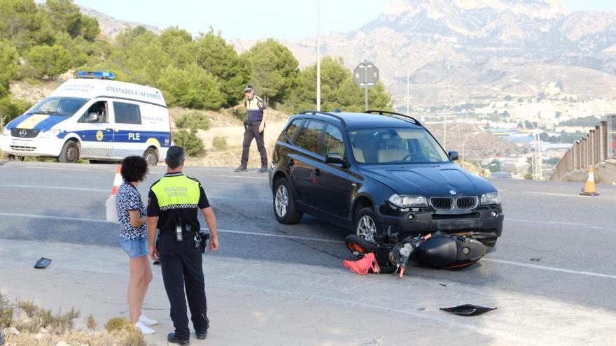 Un joven herido en Elda tras colisionar un coche y su ciclomotor en La Torreta