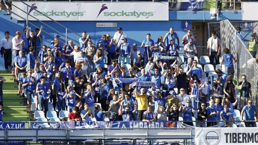 Aficionados del Oviedo, ayer, en el Coliseum Alfonso Pérez.